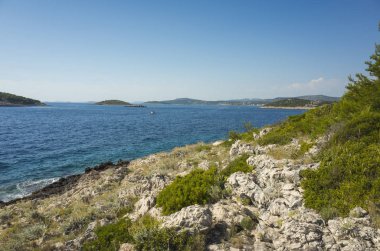 Güzel doğa ve manzara fotoğraf güneşli yaz günü, Dalmaçya, Hırvatistan, Avrupa'nın Adriyatik Denizi. Akdeniz sahilinde güzel açık havada. Sakin, huzurlu ve mutlu resim.