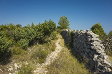 Akdeniz sahilinde güzel açık havada. Sakin, huzurlu ve mutlu resim.