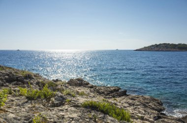 Razanj Dalmaçya, Hırvatistan, Avrupa'nın güzel hava fotoğrafı. Güzel doğa ve manzara sıcak güneşli yaz gününde Adriyatik Denizi ve Sahili. Yukarıdan drone ile güzel deniz manzarası ve açık havada ateş.