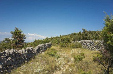 Akdeniz sahilinde güzel açık havada. Sakin, huzurlu ve mutlu resim.