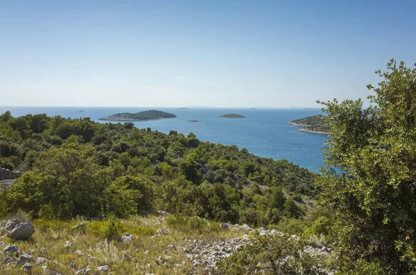 Güzel doğa ve manzara fotoğraf güneşli yaz günü, Dalmaçya, Hırvatistan, Avrupa'nın Adriyatik Denizi. Akdeniz sahilinde güzel açık havada. Sakin, huzurlu ve mutlu resim.