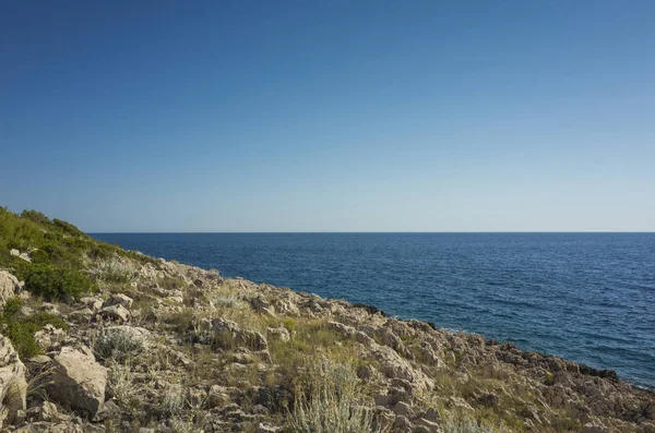 Güzel doğa ve manzara fotoğraf güneşli yaz günü, Dalmaçya, Hırvatistan, Avrupa'nın Adriyatik Denizi. Akdeniz sahilinde güzel açık havada. Sakin, huzurlu ve mutlu resim.
