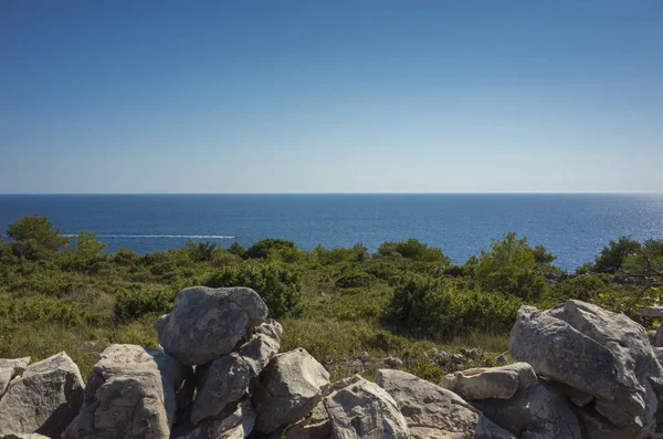 Güzel doğa ve manzara fotoğraf güneşli yaz günü, Dalmaçya, Hırvatistan, Avrupa'nın Adriyatik Denizi. Akdeniz sahilinde güzel açık havada. Sakin, huzurlu ve mutlu resim.