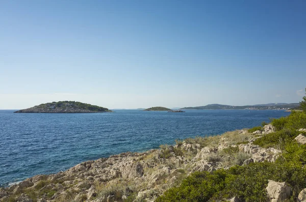 Güzel doğa ve manzara fotoğraf güneşli yaz günü, Dalmaçya, Hırvatistan, Avrupa'nın Adriyatik Denizi. Akdeniz sahilinde güzel açık havada. Sakin, huzurlu ve mutlu resim.