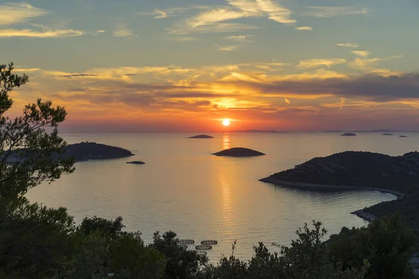 Güzel manzara ve doğa fotoğraf gün batımı Hırvatistan Avrupa'nın Adriyatik denizde. Güzel renkli açık havada resim. Okyanus, kayalar ve akşam gökyüzüne sakin, huzurlu resmi.