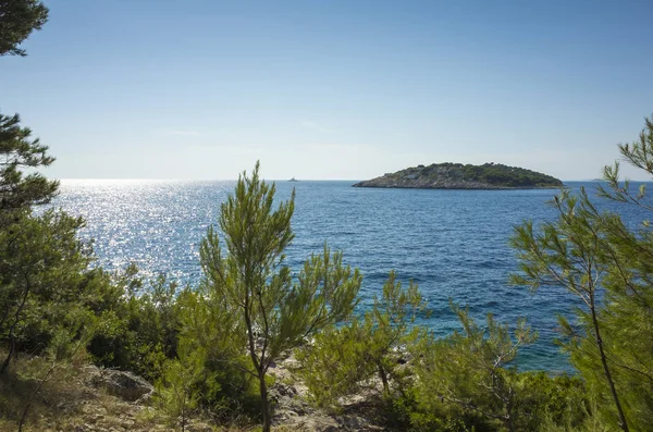 Razanj Dalmaçya, Hırvatistan, Avrupa'nın güzel hava fotoğrafı. Güzel doğa ve manzara sıcak güneşli yaz gününde Adriyatik Denizi ve Sahili. Yukarıdan drone ile güzel deniz manzarası ve açık havada ateş.