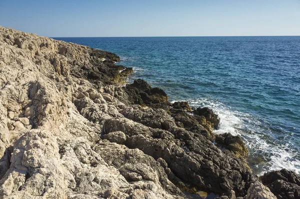 Güzel doğa ve manzara fotoğraf güneşli yaz günü, Dalmaçya, Hırvatistan, Avrupa'nın Adriyatik Denizi. Akdeniz sahilinde güzel açık havada. Sakin, huzurlu ve mutlu resim.
