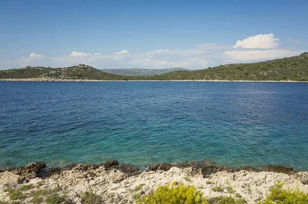 Güzel doğa ve manzara fotoğraf güneşli yaz günü, Dalmaçya, Hırvatistan, Avrupa'nın Adriyatik Denizi. Akdeniz sahilinde güzel açık havada. Sakin, huzurlu ve mutlu resim.