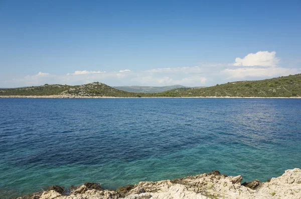 Razanj Dalmaçya, Hırvatistan, Avrupa'nın güzel hava fotoğrafı. Güzel doğa ve manzara sıcak güneşli yaz gününde Adriyatik Denizi ve Sahili. Yukarıdan drone ile güzel deniz manzarası ve açık havada ateş.