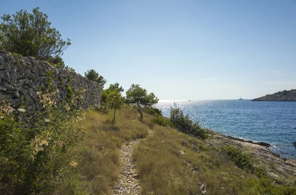 Razanj Dalmaçya, Hırvatistan, Avrupa'nın güzel hava fotoğrafı. Güzel doğa ve manzara sıcak güneşli yaz gününde Adriyatik Denizi ve Sahili. Yukarıdan drone ile güzel deniz manzarası ve açık havada ateş.