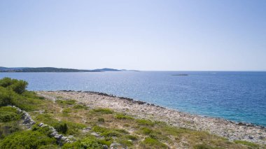Razanj Dalmaçya, Hırvatistan, Avrupa'nın güzel hava fotoğrafı. Güzel doğa ve manzara sıcak güneşli yaz gününde Adriyatik Denizi ve Sahili. Yukarıdan drone ile güzel deniz manzarası ve açık havada ateş.