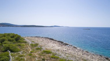 Razanj Dalmaçya, Hırvatistan, Avrupa'nın güzel hava fotoğrafı. Güzel doğa ve manzara sıcak güneşli yaz gününde Adriyatik Denizi ve Sahili. Yukarıdan drone ile güzel deniz manzarası ve açık havada ateş.