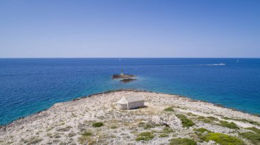 Razanj Dalmaçya, Hırvatistan, Avrupa'nın güzel hava fotoğrafı. Güzel doğa ve manzara sıcak güneşli yaz gününde Adriyatik Denizi ve Sahili. Yukarıdan drone ile güzel deniz manzarası ve açık havada ateş.