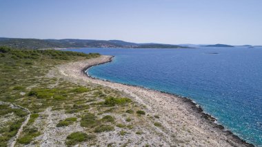 Razanj Dalmaçya, Hırvatistan, Avrupa'nın güzel hava fotoğrafı. Güzel doğa ve manzara sıcak güneşli yaz gününde Adriyatik Denizi ve Sahili. Yukarıdan drone ile güzel deniz manzarası ve açık havada ateş.