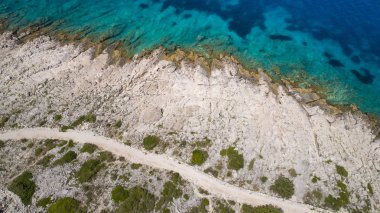 Razanj Dalmaçya, Hırvatistan, Avrupa'nın güzel hava fotoğrafı. Güzel doğa ve manzara sıcak güneşli yaz gününde Adriyatik Denizi ve Sahili. Yukarıdan drone ile güzel deniz manzarası ve açık havada ateş.