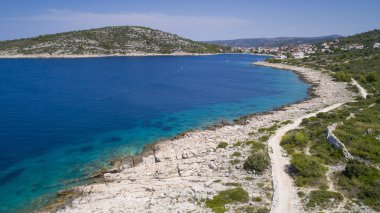 Razanj Dalmaçya, Hırvatistan, Avrupa'nın güzel hava fotoğrafı. Güzel doğa ve manzara sıcak güneşli yaz gününde Adriyatik Denizi ve Sahili. Yukarıdan drone ile güzel deniz manzarası ve açık havada ateş.