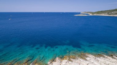 Razanj Dalmaçya, Hırvatistan, Avrupa'nın güzel hava fotoğrafı. Güzel doğa ve manzara sıcak güneşli yaz gününde Adriyatik Denizi ve Sahili. Yukarıdan drone ile güzel deniz manzarası ve açık havada ateş.