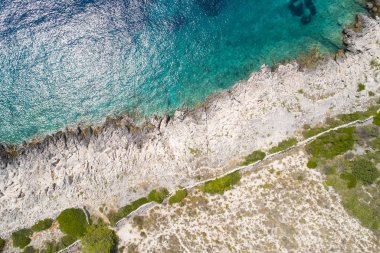 Razanj Dalmaçya, Hırvatistan, Avrupa'nın güzel hava fotoğrafı. Güzel doğa ve manzara sıcak güneşli yaz gününde Adriyatik Denizi ve Sahili. Yukarıdan drone ile güzel deniz manzarası ve açık havada ateş.