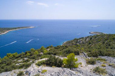 Razanj Dalmaçya, Hırvatistan, Avrupa'nın güzel hava fotoğrafı. Güzel doğa ve manzara sıcak güneşli yaz gününde Adriyatik Denizi ve Sahili. Yukarıdan drone ile güzel deniz manzarası ve açık havada ateş.