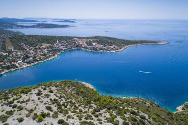 Razanj Dalmaçya, Hırvatistan, Avrupa'nın güzel hava fotoğrafı. Güzel doğa ve manzara sıcak güneşli yaz gününde Adriyatik Denizi ve Sahili. Yukarıdan drone ile güzel deniz manzarası ve açık havada ateş.