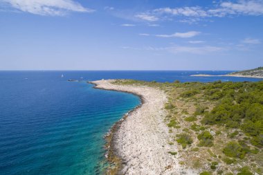Razanj Dalmaçya, Hırvatistan, Avrupa'nın güzel hava fotoğrafı. Güzel doğa ve manzara sıcak güneşli yaz gününde Adriyatik Denizi ve Sahili. Yukarıdan drone ile güzel deniz manzarası ve açık havada ateş.