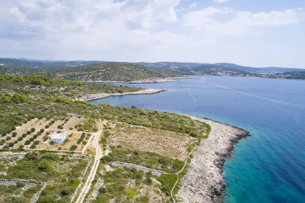 Razanj Dalmaçya, Hırvatistan, Avrupa'nın güzel hava fotoğrafı. Güzel doğa ve manzara sıcak güneşli yaz gününde Adriyatik Denizi ve Sahili. Yukarıdan drone ile güzel deniz manzarası ve açık havada ateş.