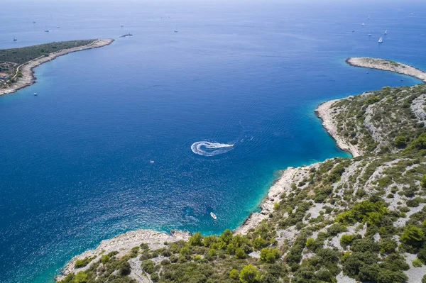Razanj Dalmaçya, Hırvatistan, Avrupa'nın güzel hava fotoğrafı. Güzel doğa ve manzara sıcak güneşli yaz gününde Adriyatik Denizi ve Sahili. Yukarıdan drone ile güzel deniz manzarası ve açık havada ateş.