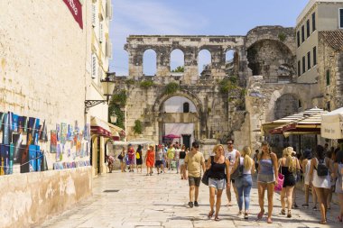 Split, Hırvatistan, 17 Ağustos 2018, güzel güneşli bir günde eski şehir, Nice açık havada Dalmaçya popüler turistik kentin.