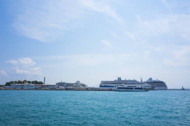 gündüz deniz yoluyla yüzen turistik teknelerin görünümü