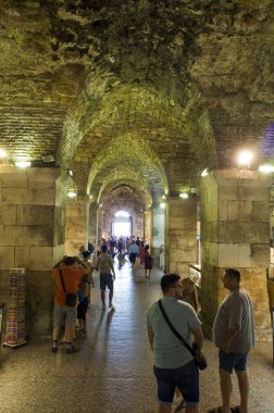 gündüz antik bir yerde yürüyen turistler
