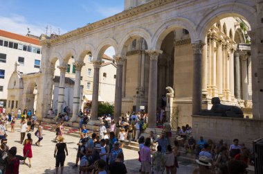 Split, Hırvatistan, 17 Ağustos 2018, güzel güneşli bir günde eski şehir, Nice açık havada Dalmaçya popüler turistik kentin.