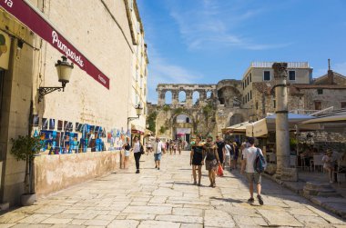 Split, Hırvatistan, 17 Ağustos 2018, güzel güneşli bir günde eski şehir, Nice açık havada Dalmaçya popüler turistik kentin.