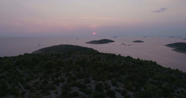 Пейзаж Морем Холмами Фоне Восхода Солнца — стоковое видео