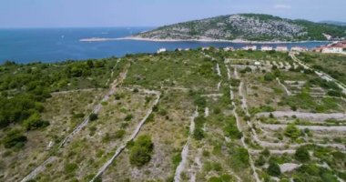 Sahil gündüz deniz yoluyla yuvarlanır şehir havadan görünümü