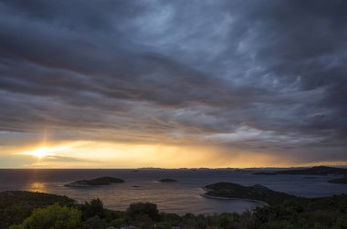 Hırvatistan Avrupa'nın fırtınalı Adriyatik Denizi. Güzel doğa ve manzara fotoğraf. Deniz ve bulutlu gökyüzü mavi renkleri.