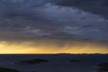 Hırvatistan Avrupa'nın fırtınalı Adriyatik Denizi. Güzel doğa ve manzara fotoğraf. Deniz ve bulutlu gökyüzü mavi renkleri.