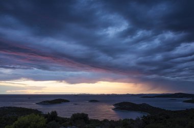 Hırvatistan Avrupa'nın fırtınalı Adriyatik Denizi. Güzel doğa ve manzara fotoğraf. Deniz ve bulutlu gökyüzü mavi renkleri.