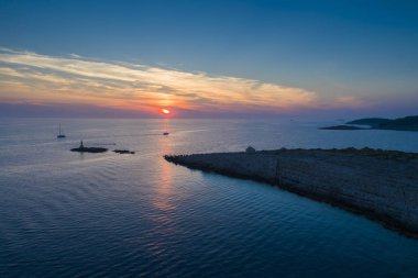 Razanj Dalmaçya, Hırvatistan, Avrupa'nın güzel hava fotoğrafı. Güzel doğa ve manzara Adriyatik Denizi ve Sahili. Yukarıdan drone ile güzel deniz manzarası ve açık havada ateş.