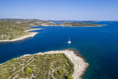 Razanj Dalmaçya, Hırvatistan, Avrupa'nın güzel hava fotoğrafı. Güzel doğa ve manzara Adriyatik Denizi ve Sahili. Yukarıdan drone ile güzel deniz manzarası ve açık havada ateş.