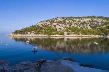 Razanj Dalmaçya, Hırvatistan, Avrupa'nın güzel hava fotoğrafı. Güzel doğa ve manzara Adriyatik Denizi ve Sahili. Yukarıdan drone ile güzel deniz manzarası ve açık havada ateş.