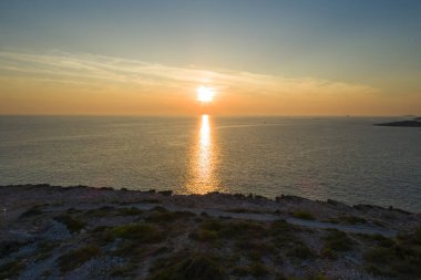 Razanj Dalmaçya, Hırvatistan, Avrupa'nın güzel hava fotoğrafı. Güzel doğa ve manzara Adriyatik Denizi ve Sahili. Yukarıdan drone ile güzel deniz manzarası ve açık havada ateş.
