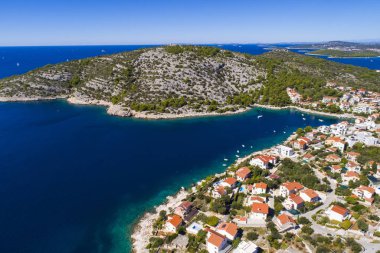 Razanj Dalmaçya, Hırvatistan, Avrupa'nın güzel hava fotoğrafı. Güzel doğa ve manzara Adriyatik Denizi ve Sahili. Yukarıdan drone ile güzel deniz manzarası ve açık havada ateş.