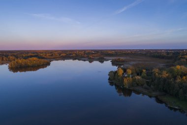 Göl ve orman gündoğumu arka plan manzara