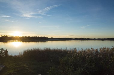 Gölde gündoğumu arka plan ile manzara
