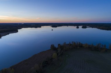 Göl ve orman gündoğumu arka plan manzara
