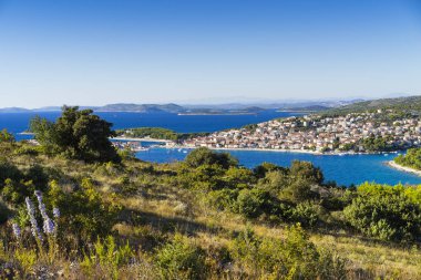 deniz yoluyla yuvarlanır sahil üzerinde şehrin havadan görünümü 