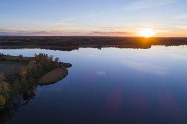 Göl ve orman gündoğumu arka plan manzara