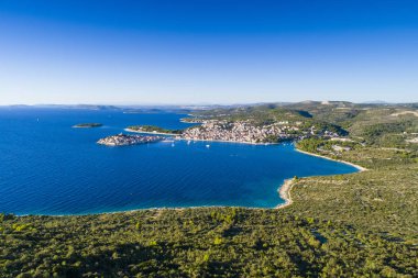 deniz yoluyla yuvarlanır sahil üzerinde şehrin havadan görünümü 