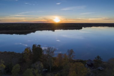 Göl ve orman gündoğumu arka plan manzara