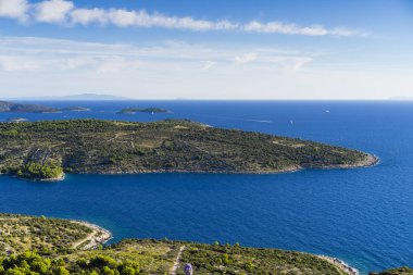 Yatay, yeşil tepelerin ve gündüz denize havadan görünümü